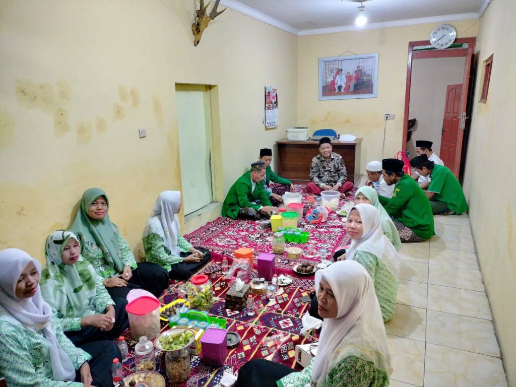 Kompak, Ansor – Fatayat NU Ngemplak Silaturahim Bersama ke Sesepuh NU dan&nbsp;Kades