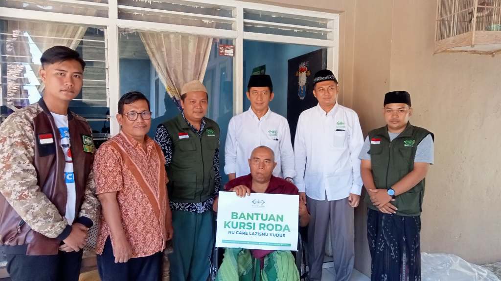 LAZISNU Kudus Serahkan Bantuan Kursi Roda kepada Warga Blimbing Kidul