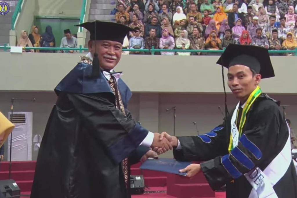 Luar Biasa, Dosen INISNU Temanggung ini Ditetapkan Wisudawan Doktor Terbaik S3 Pendidikan Dasar UNY