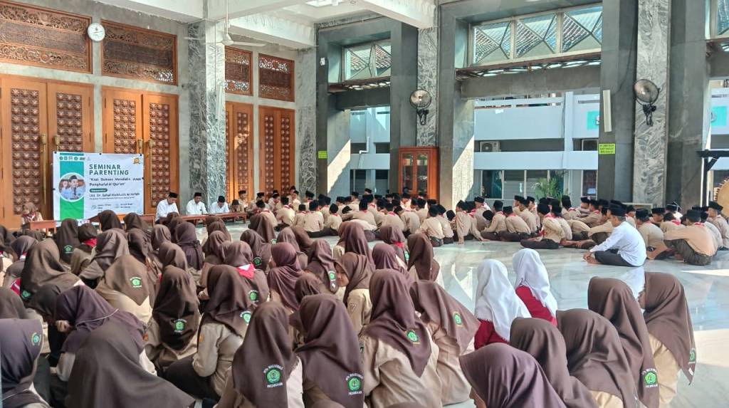 Di Seminar Parenting Kiat Sukses Menghafal al-Quran MTs Walisongo PecangaanKiai Sahal Mahfudh Bagikan Tips Menghafal al-Quran dari KH M Ulil Albab Arwani