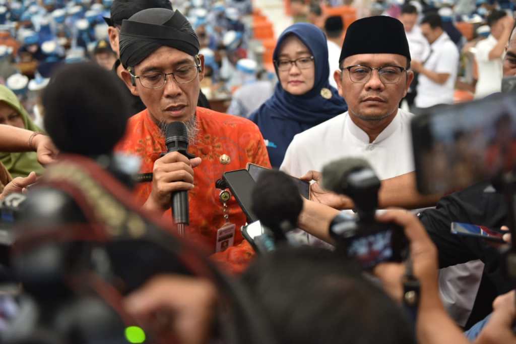 Pj Bupati Kudus Dampingi Sekda Jateng Salurkan Bantuan DBHCHT Puluhan Ribu&nbsp;Pekerja