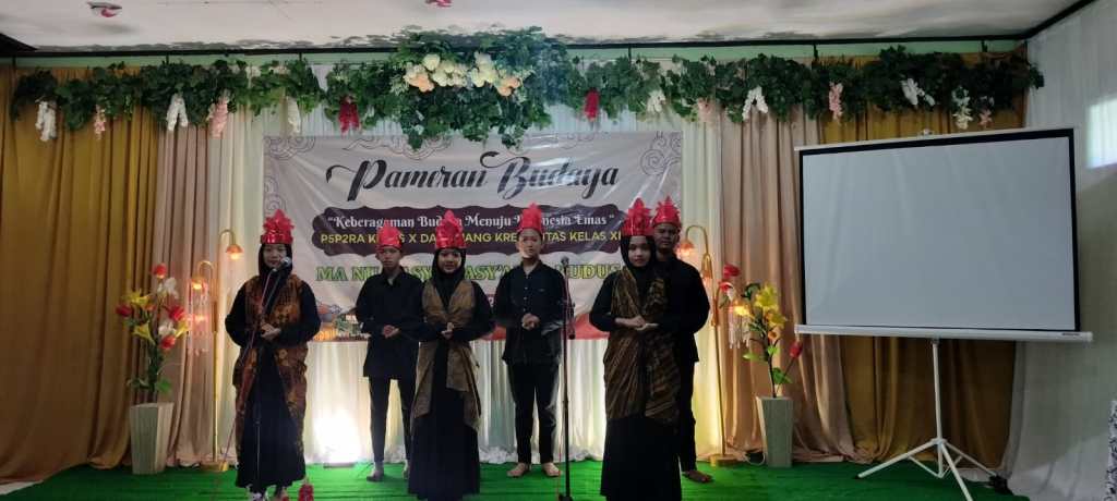 Pameran Budaya, Siswa Siswi MANU Hasyim Asy’ari 2 Kudus Tampilkan Ragam Kearifan Lokal Daerah di Indonesia