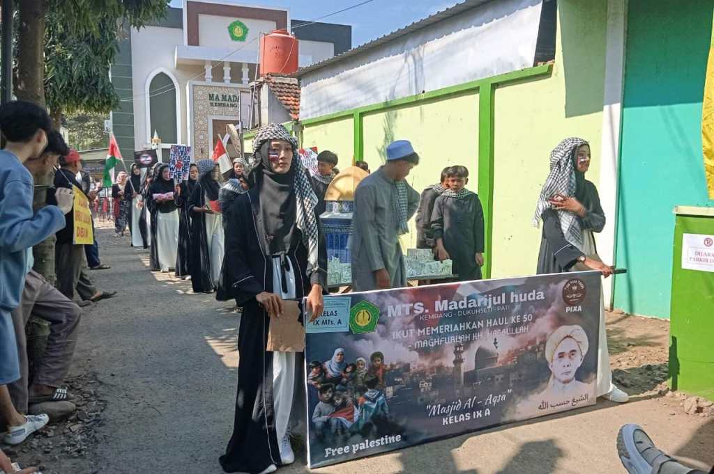 Peringati Haul ke-50 Mbah KH. Hasbullah, Siswa-siswi YPM Kembang Dukuhseti Meriahkan Karnaval Road Show Marching Band