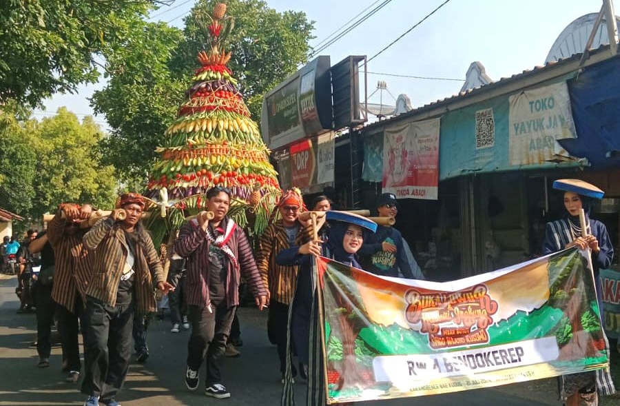 Kirab Gunungan Meriahkan Peringatan Haul Mbah Butuh Singo Wijoyo Kusumo