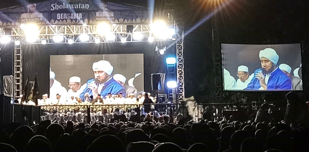 Pimpin Salawatan, Habib Syech Terangkan Kemuliaan Sedekah di Bulan&nbsp;Muharam