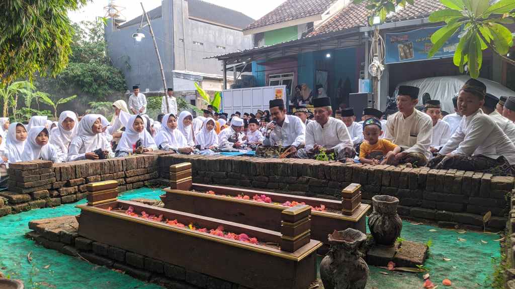 Santri Madrasah Hidayatul Aulad Prambatan Kidul Ziarahi Makam Leluhur