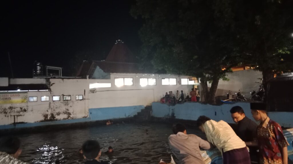 Tradisi Malam 1 Suro, Masyarakat Kajen Mandi di Kolam Mbah Mutamakkin