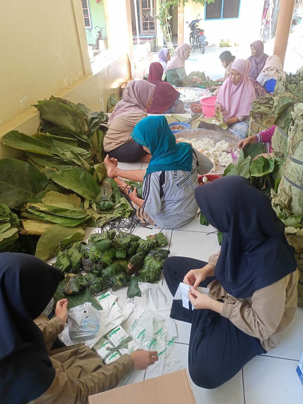 Menilik Aktivitas Rewang Warga dalam Tradisi Buka Luwur