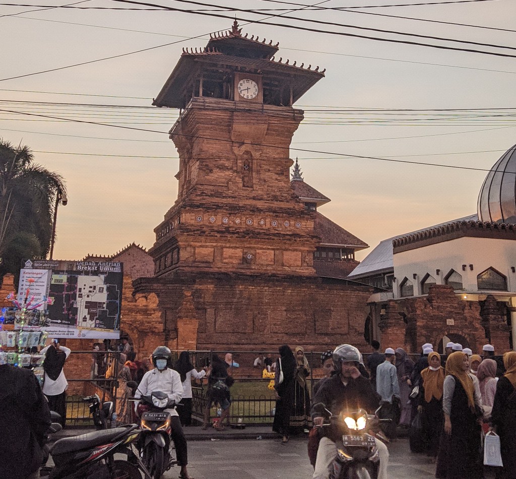 Tak Lengkap Ziarah ke Makam Sunan Kudus Tanpa Mengabadikan Kunjungan di Menara