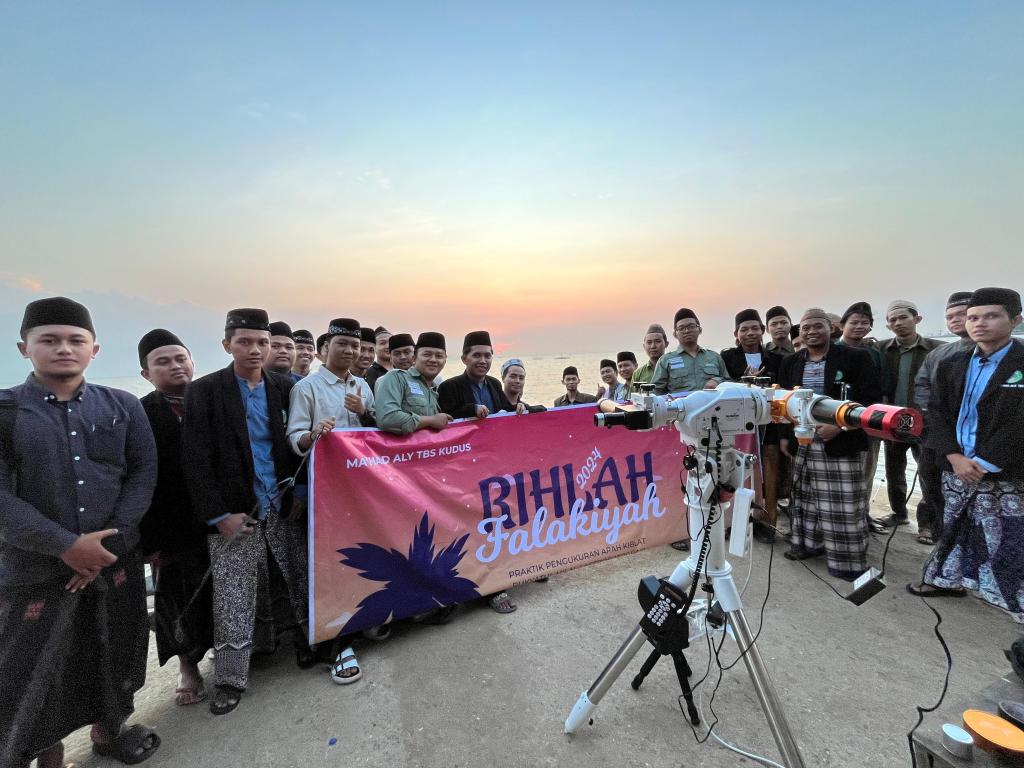 Ma’had Aly TBS Kudus Gelar Rihlah Falakiyah di Pantai&nbsp;Semat