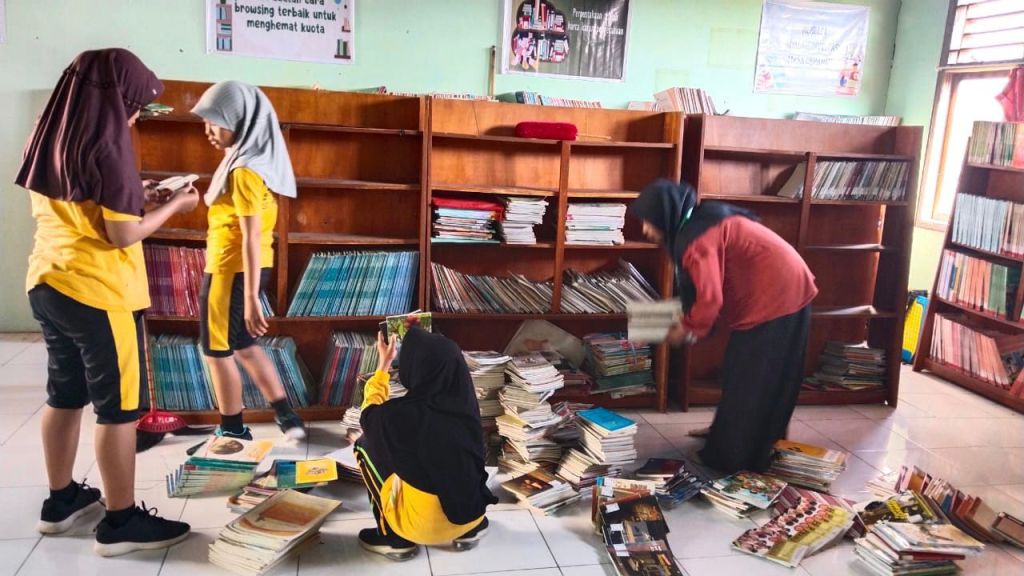 Mahasiswa Kelompok 131 KKN IAIN Kudus Lakukan Revitalisasi Perpustakaan SD 3 Kebonagung Tegawanu Grobogan