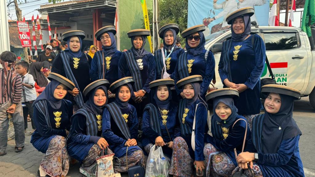 Kenakan Busana Adat Kudus, PR Fatayat NU Jepang Ikuti Kirab Rebo&nbsp;Wekasan