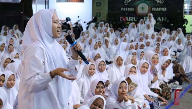 Di Depan Santri/ Santriyah Pondok Darul Falah Jekulo, Pj Bupati Tekankan Pentingnya Pemanfaatan Teknologi dalam Pembelajaran  